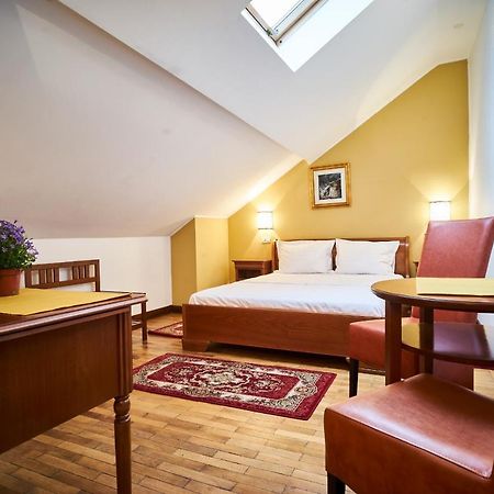 Cozy Attic Room V Bukarest Eksteriør billede