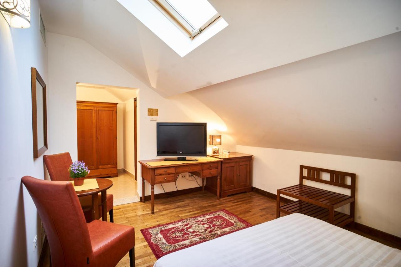 Cozy Attic Room V Bukarest Eksteriør billede