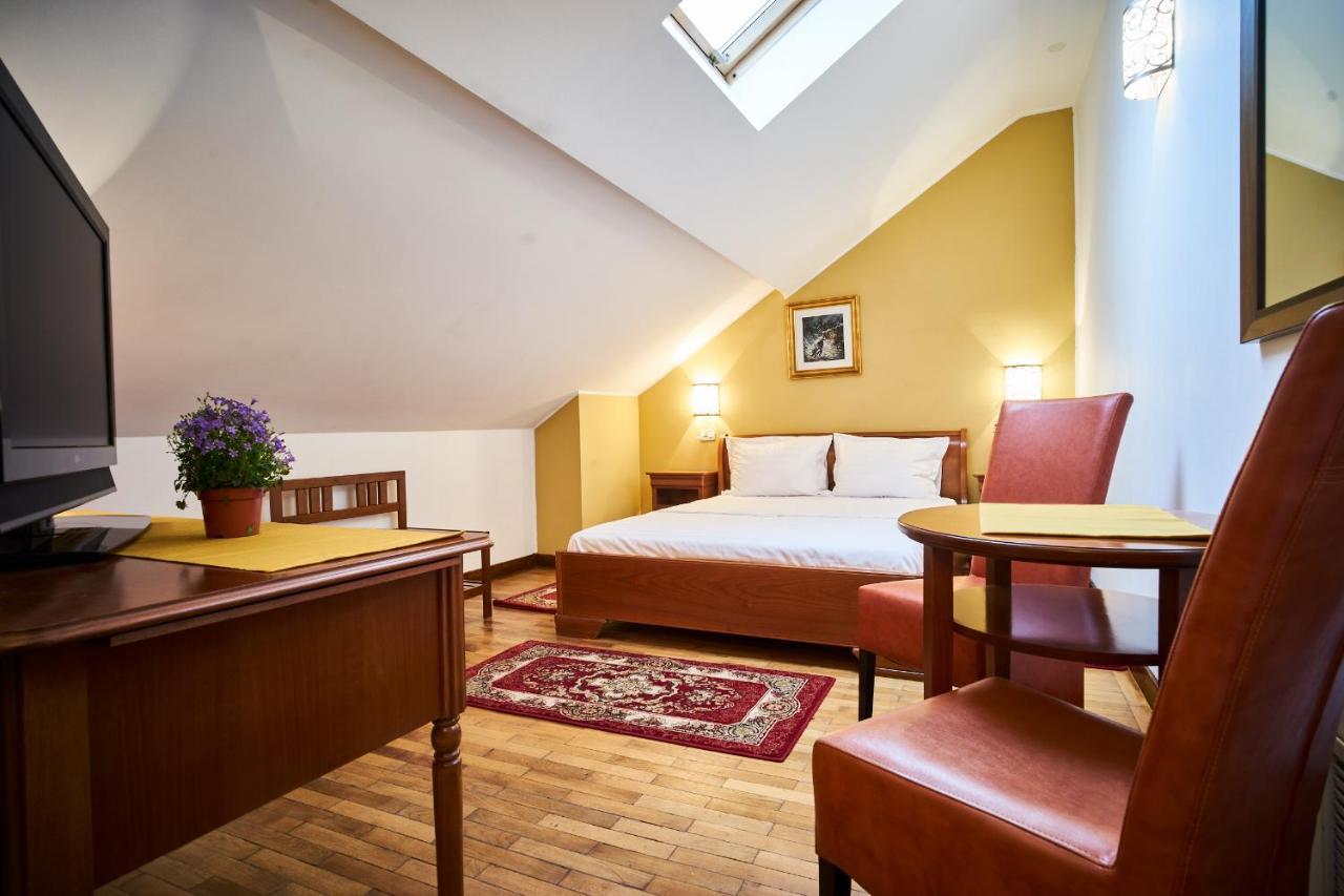 Cozy Attic Room V Bukarest Eksteriør billede